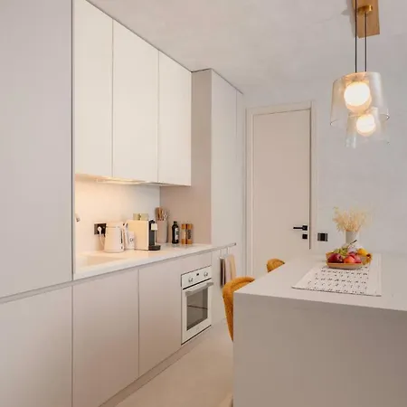 Unique Designer Retreat | Mins To Gondola - Patio! *