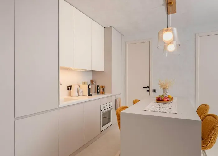 Unique Designer Retreat | Mins To Gondola - Patio! *