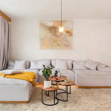 Unique Designer Retreat | Mins To Gondola - Patio! Apartment
