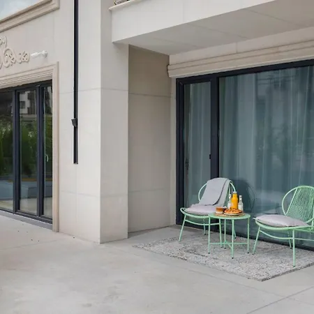 Apartment Unique Designer Retreat | Mins To Gondola - Patio!