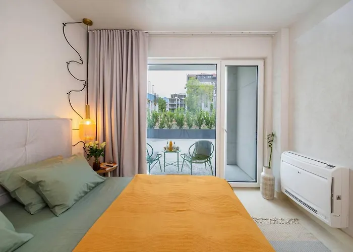 Unique Designer Retreat | Mins To Gondola - Patio! *