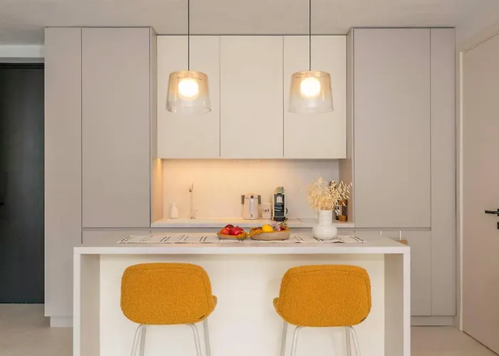 Unique Designer Retreat | Mins To Gondola - Patio!