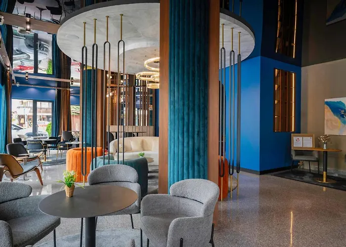 Apartment Unique Designer Retreat | Mins To Gondola - Patio! *